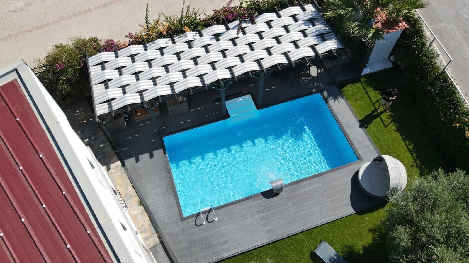 Farklı derinlik bölgeleri planlanmış prefabrik panel havuz