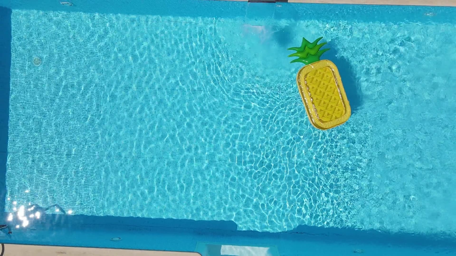 Bahçesinde havuz keyfi yapan aile