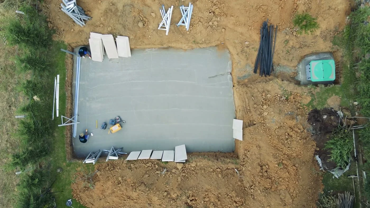 Panel montajı öncesinde beton taban, çevre zemini ve ayrılmış havuz parçaları