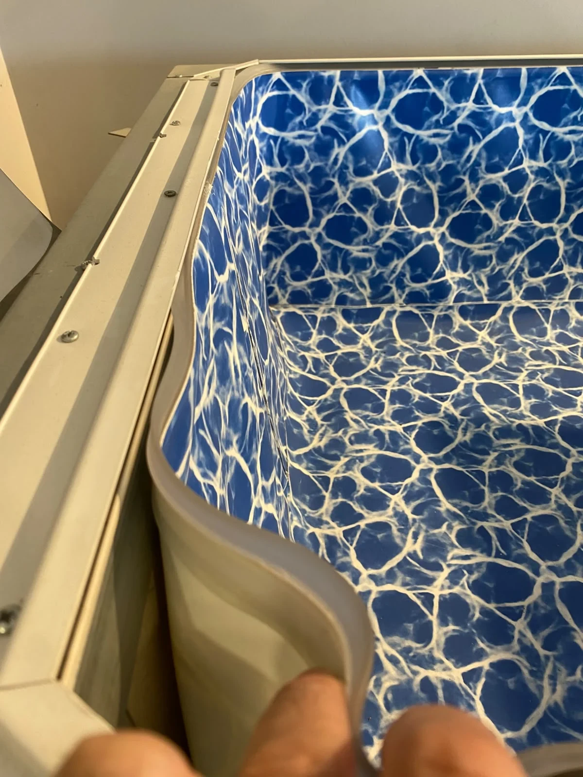 Liner kaplamanın üst kenar ve bağlantı profilinde yakın görünümü