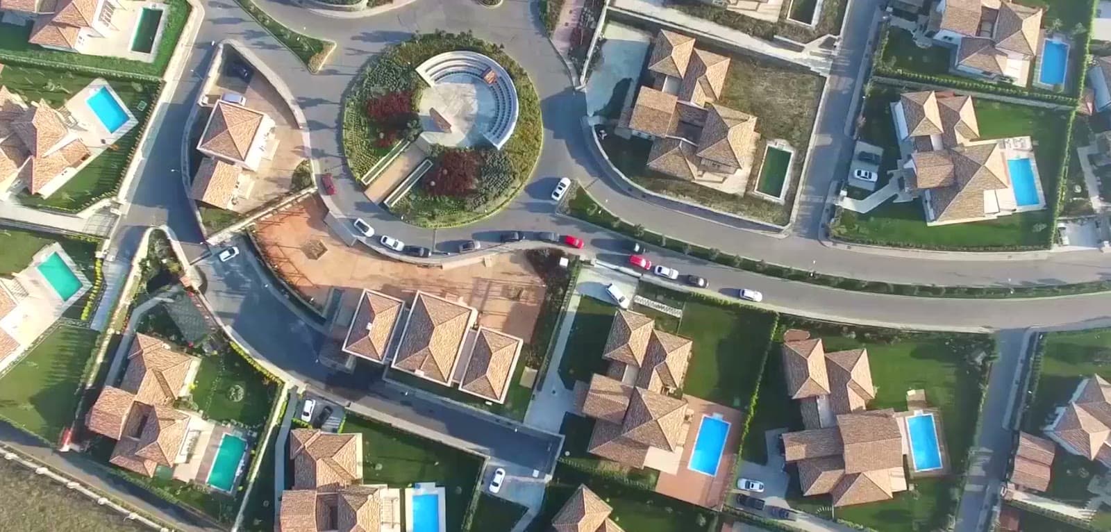 Park Village'da villa önünde Fiplus havuz