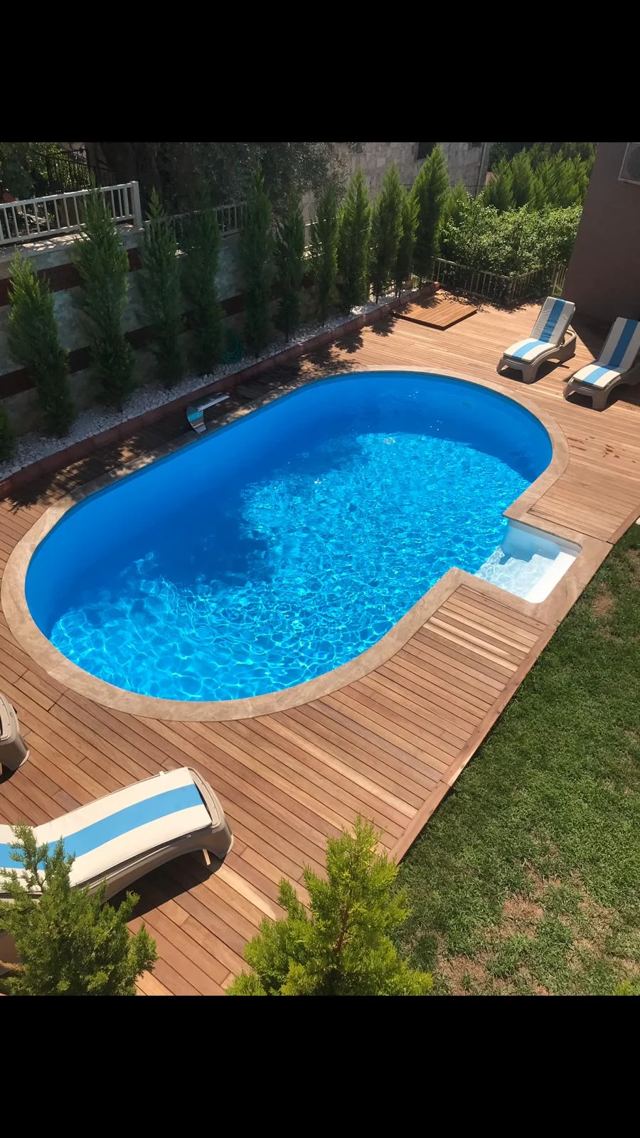 Ahşap deck üzerinde oval Maldiv havuz