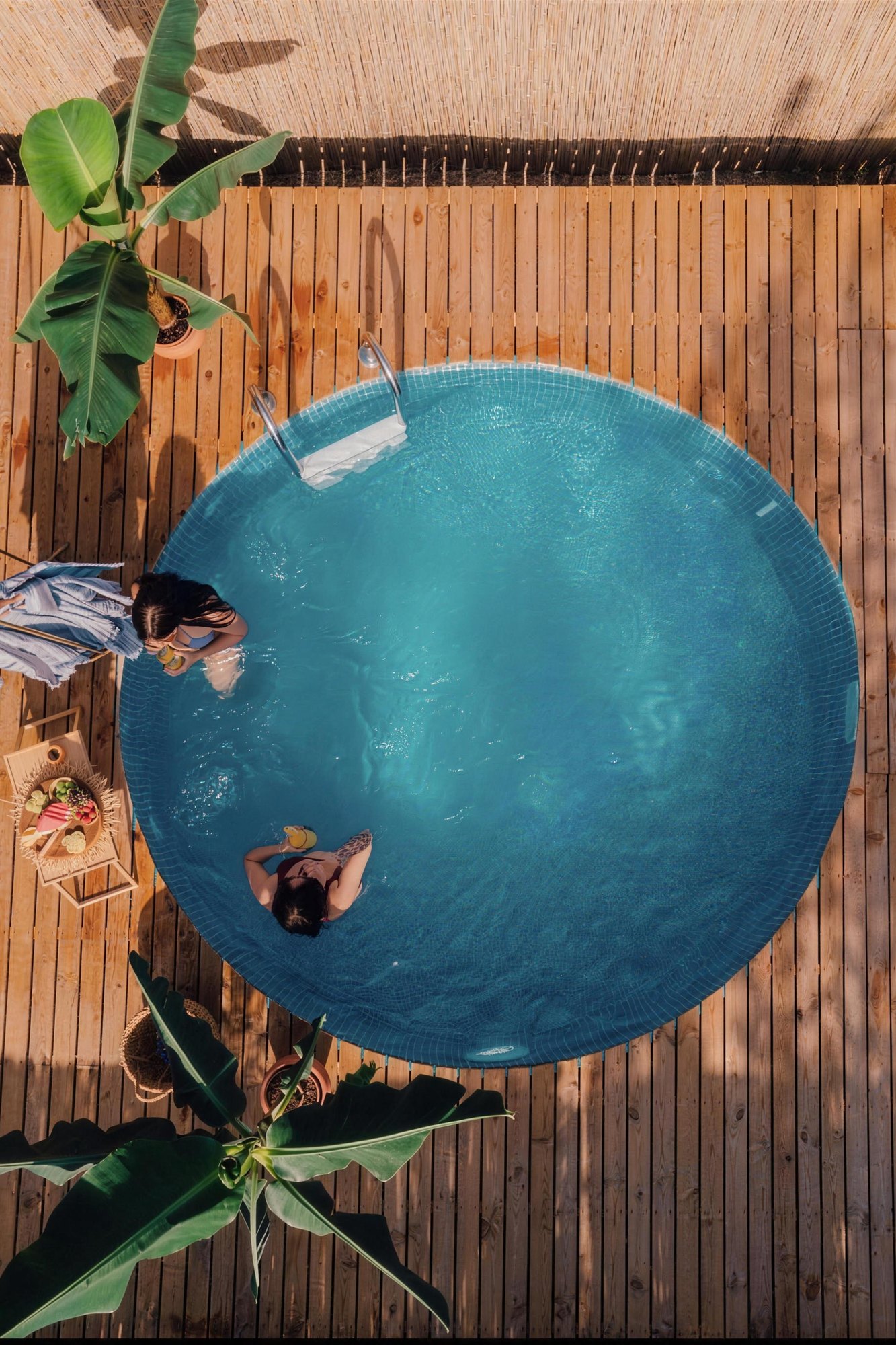 Bora yuvarlak prefabrik havuz, ahşap deck üzerinde