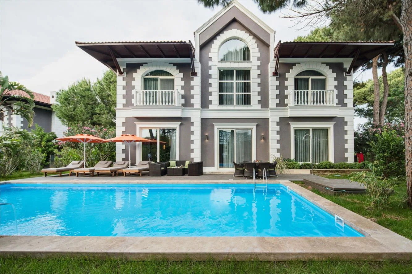 Villa bahçesinde tamamlanmış panel yüzme havuzu — betonarmeye alternatif