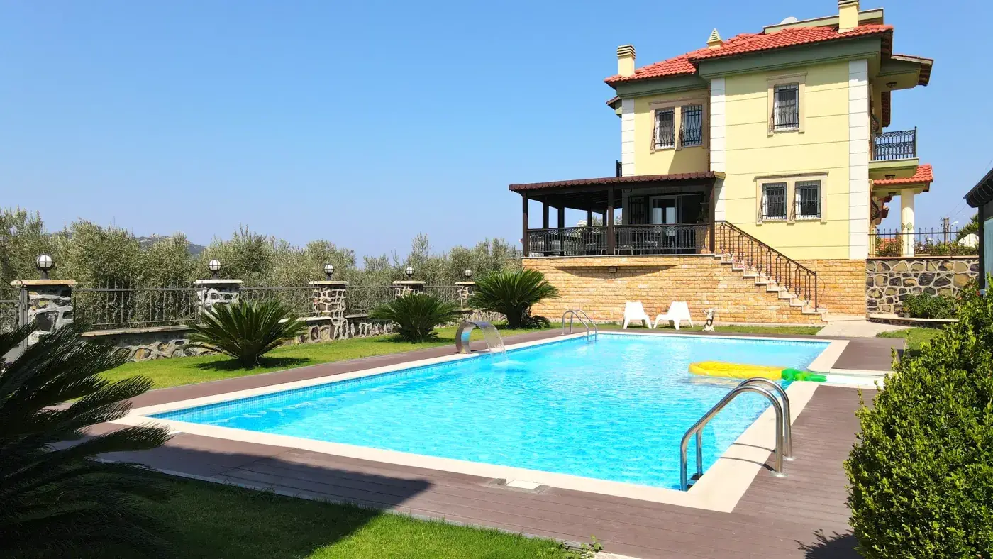 Bahçede tamamlanmış panel havuz
