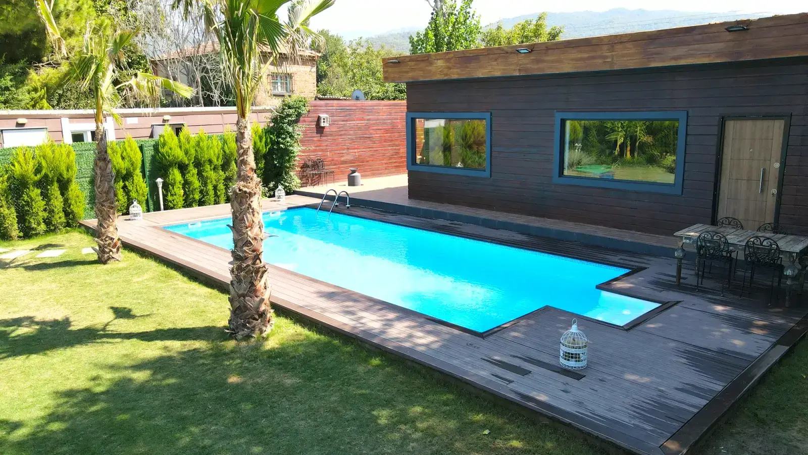 Bahçede Fiplus panel havuz ve ahşap deck (Pamira Garden, Güzelbahçe İzmir)