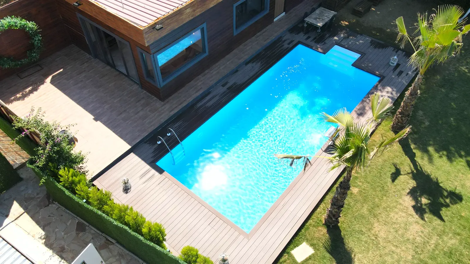 Pamira Garden İzmir: Fiplus panel havuzun havadan görünümü, uzun kenarda paslanmaz merdiven