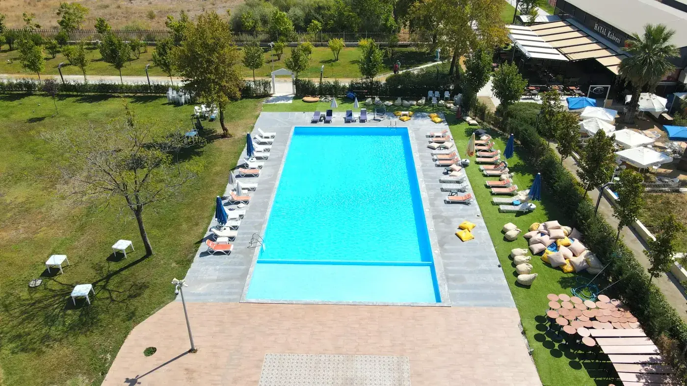 Şezlong sıralı bahçede panel havuz